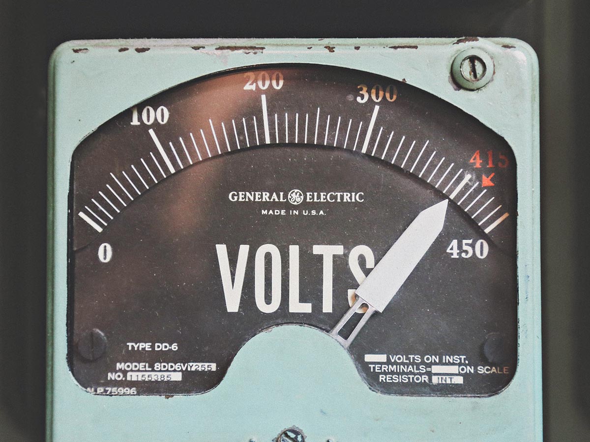Old fashioned general electric voltage dial reading 400 volts